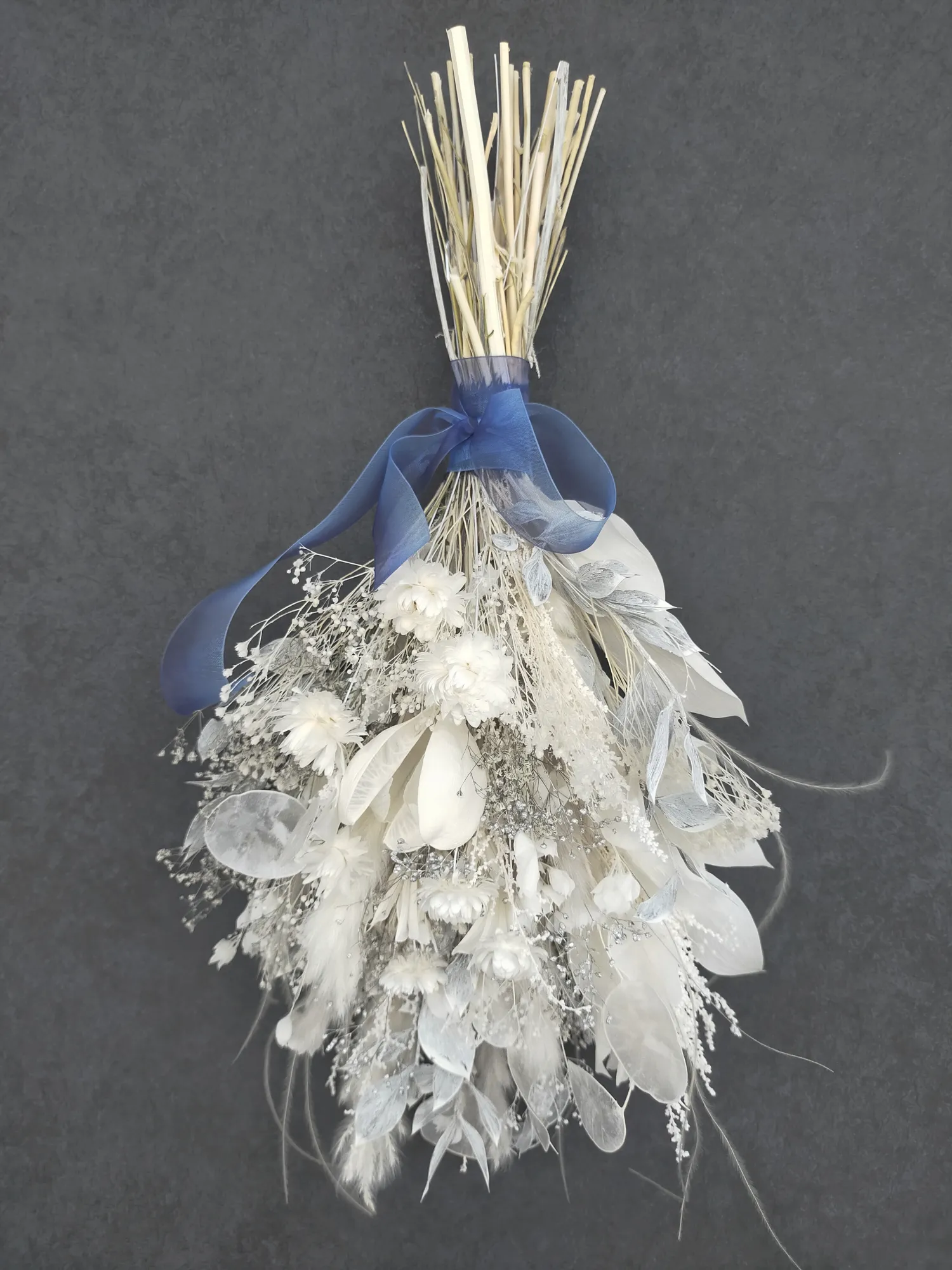 Kahoca をイメージしたドライフラワー作品。猫のしっぽのようなふわふわした花材で構成