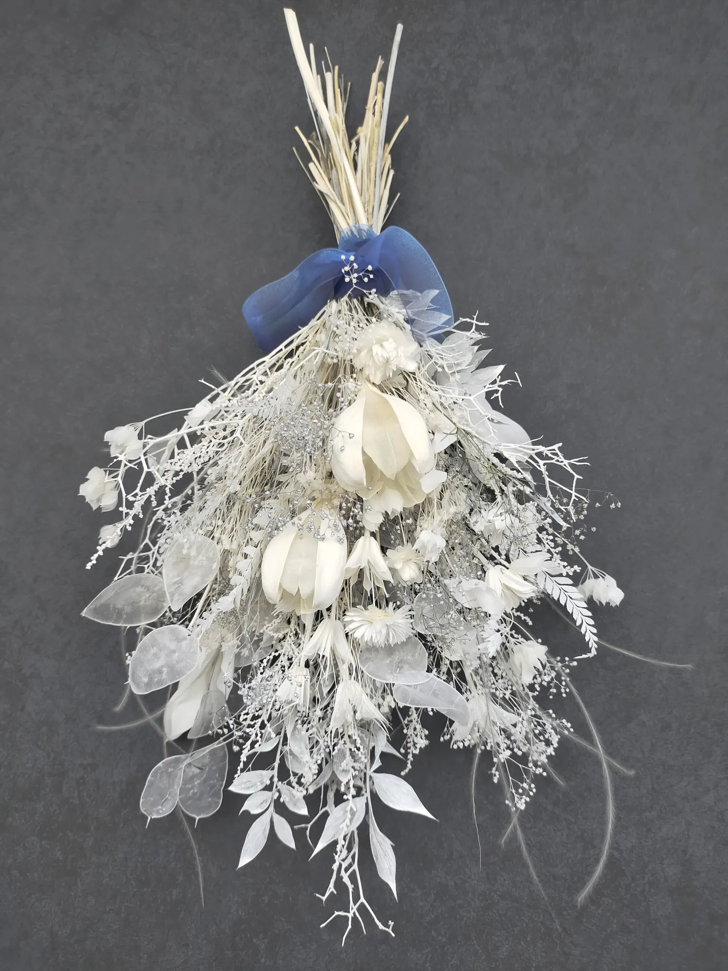 Neuron をイメージしたドライフラワー作品。茨のような枝物と硬質な葉物で構成